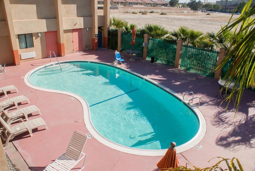 Super 8 By Wyndham Indio Hotel Luaran gambar