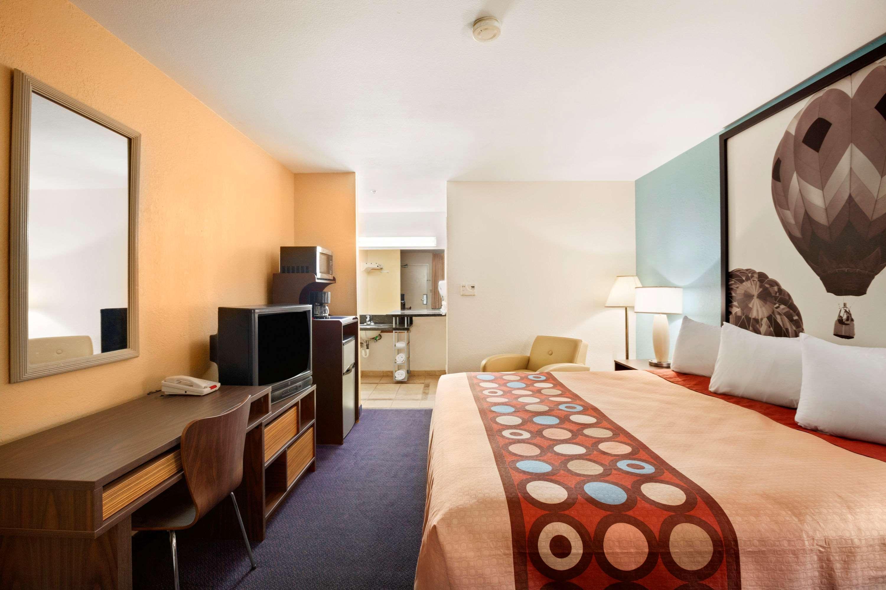 Super 8 By Wyndham Indio Hotel Luaran gambar