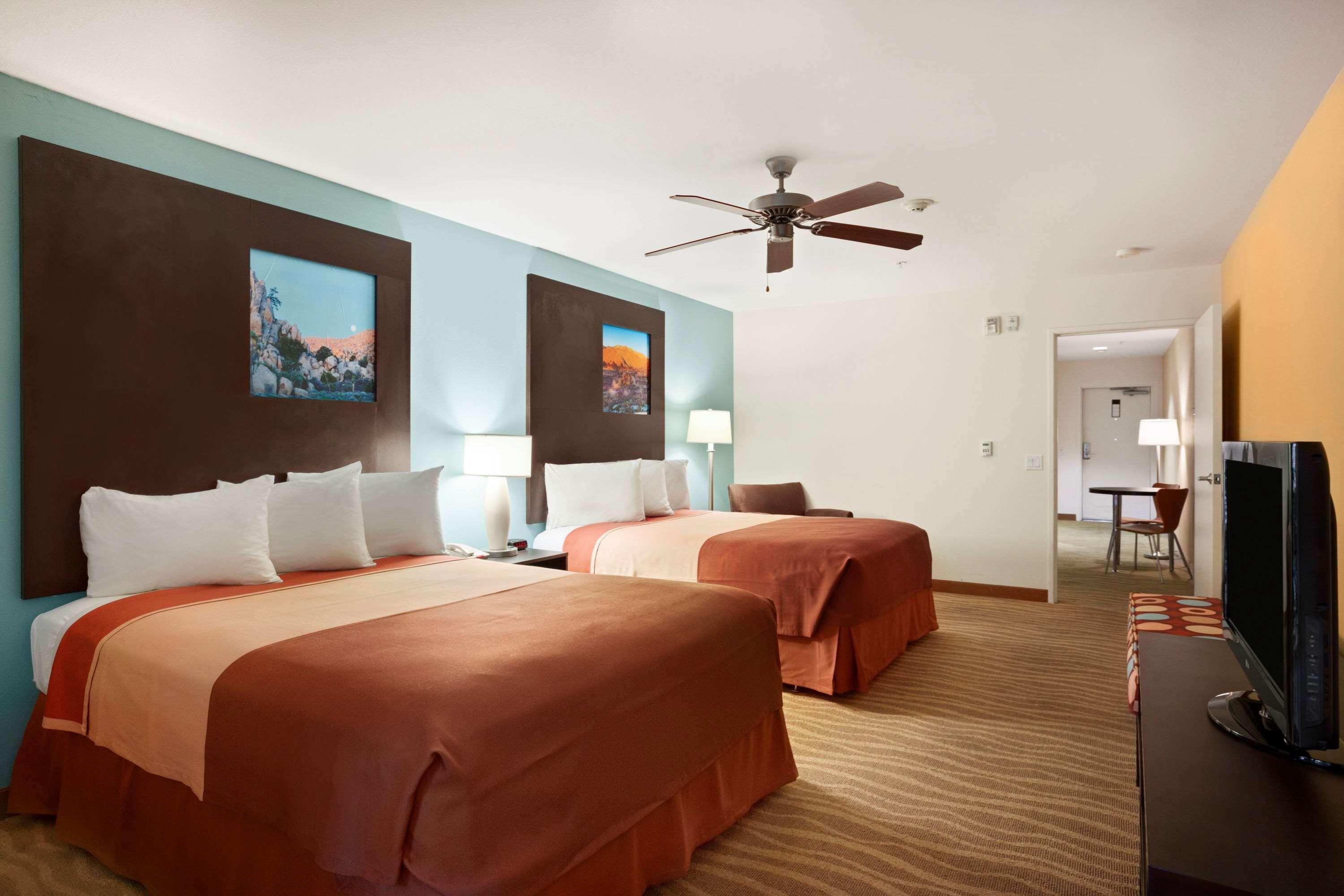Super 8 By Wyndham Indio Hotel Luaran gambar