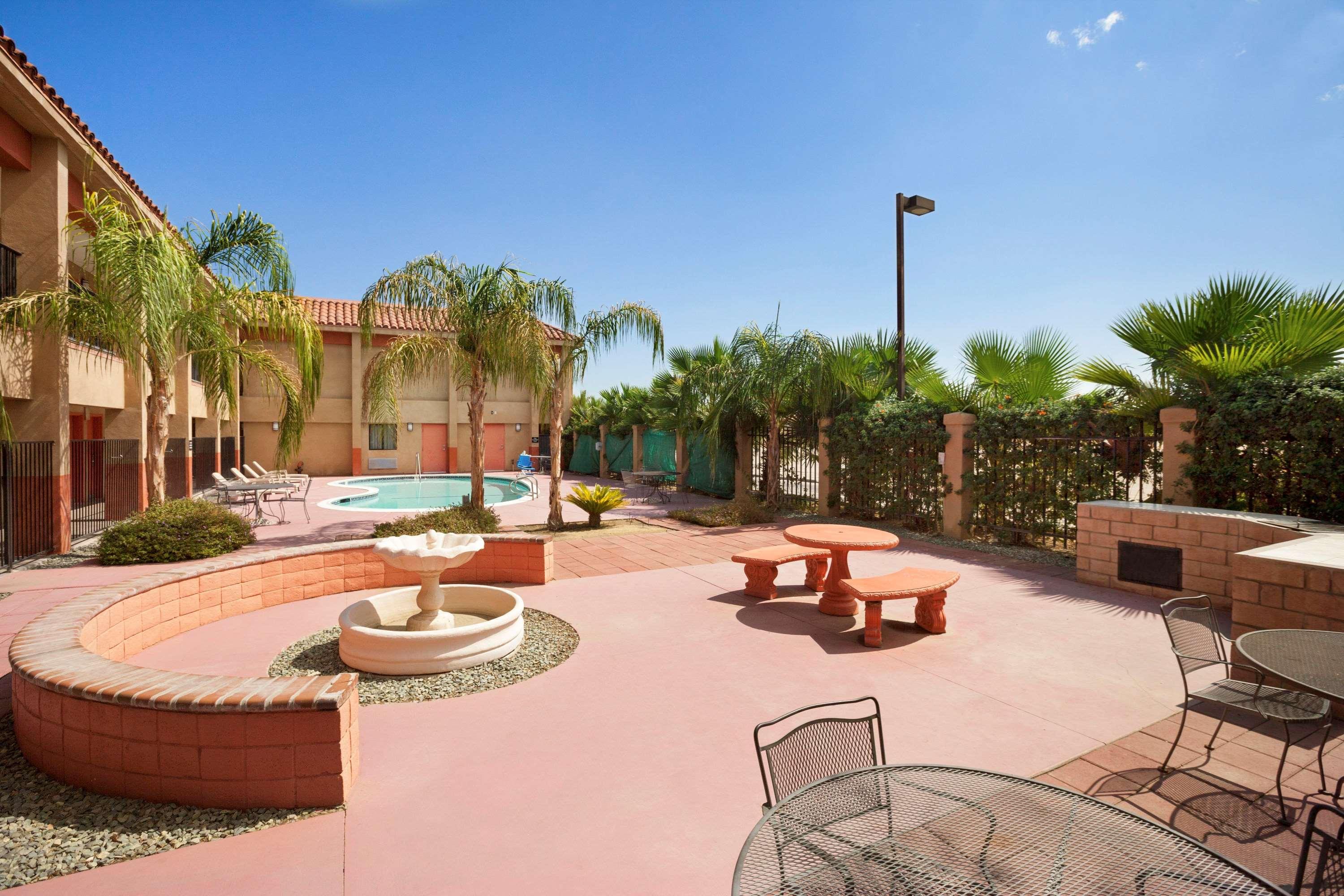 Super 8 By Wyndham Indio Hotel Luaran gambar