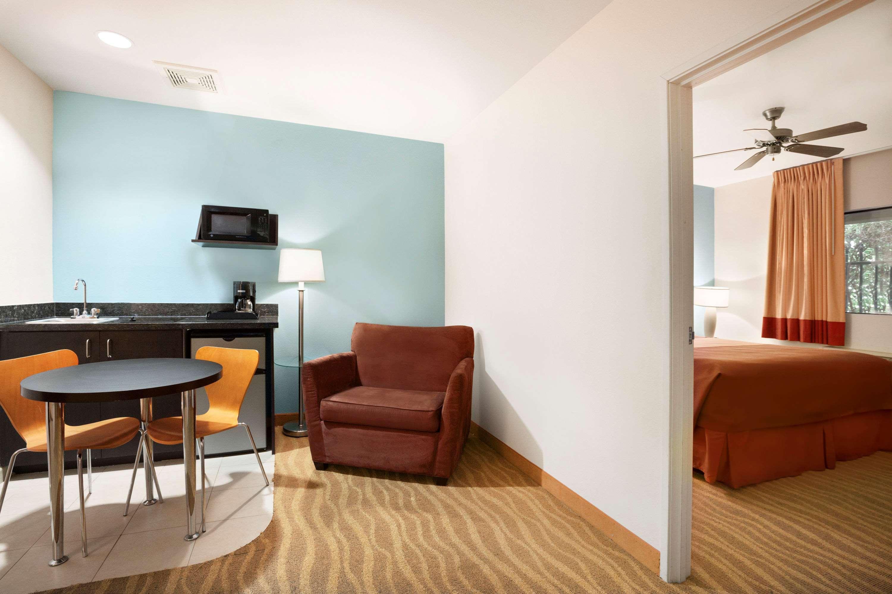 Super 8 By Wyndham Indio Hotel Luaran gambar