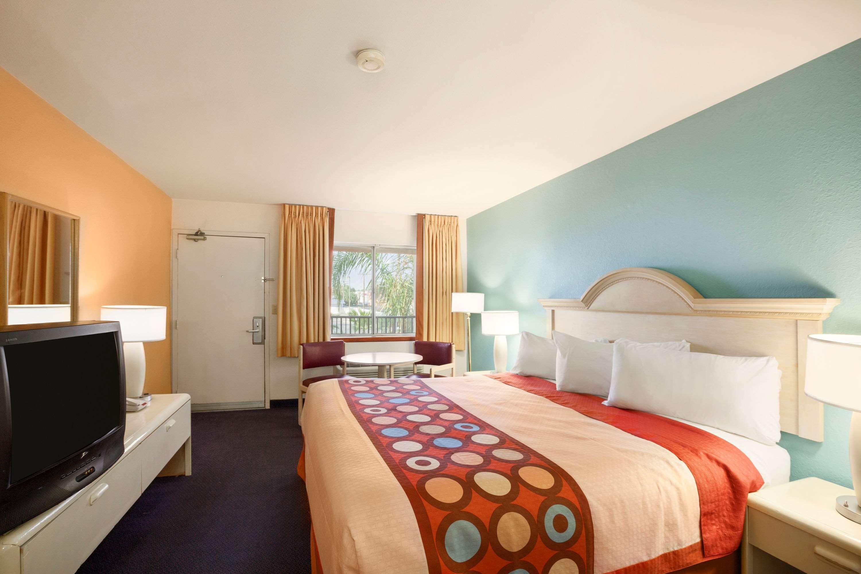 Super 8 By Wyndham Indio Hotel Luaran gambar