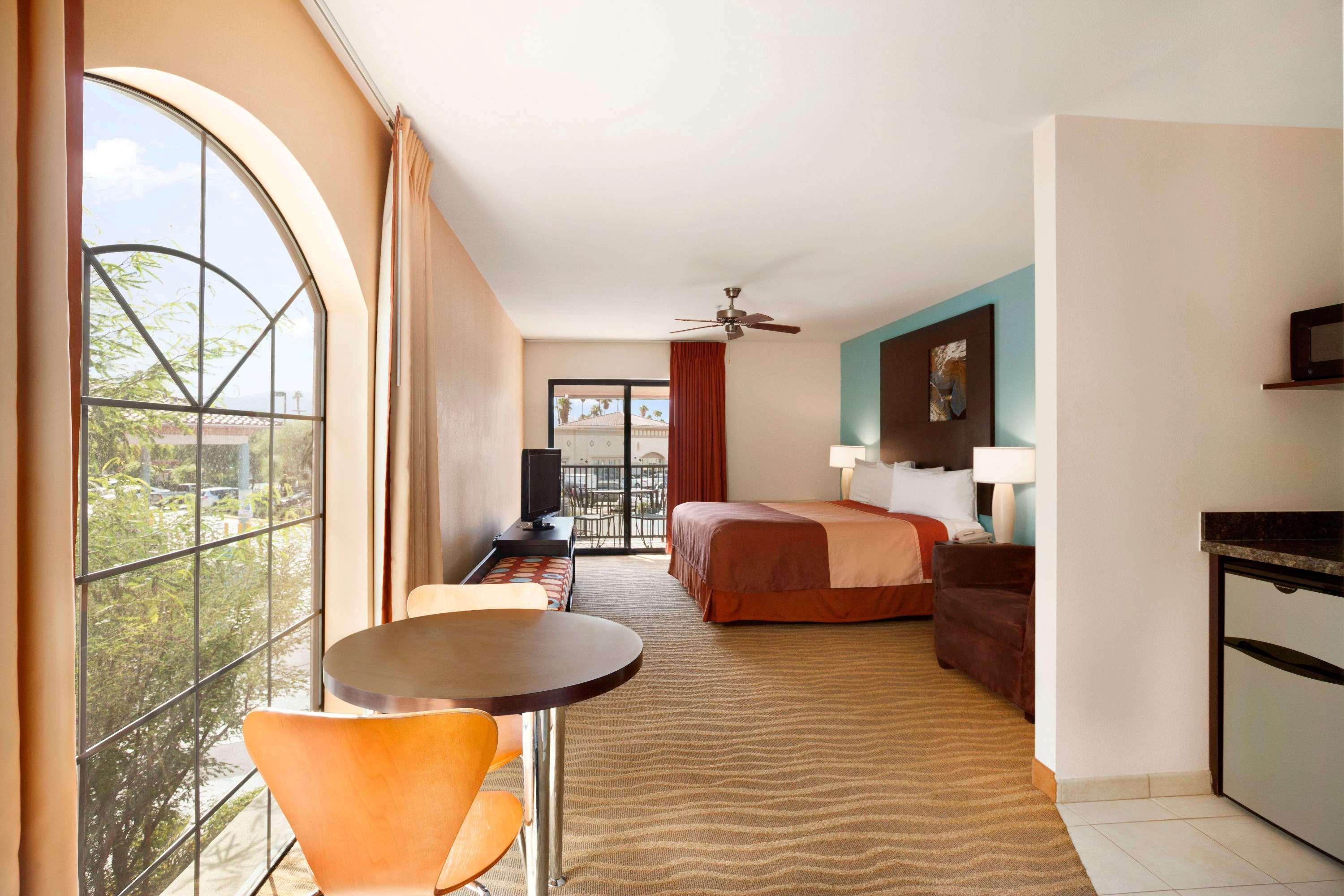 Super 8 By Wyndham Indio Hotel Luaran gambar