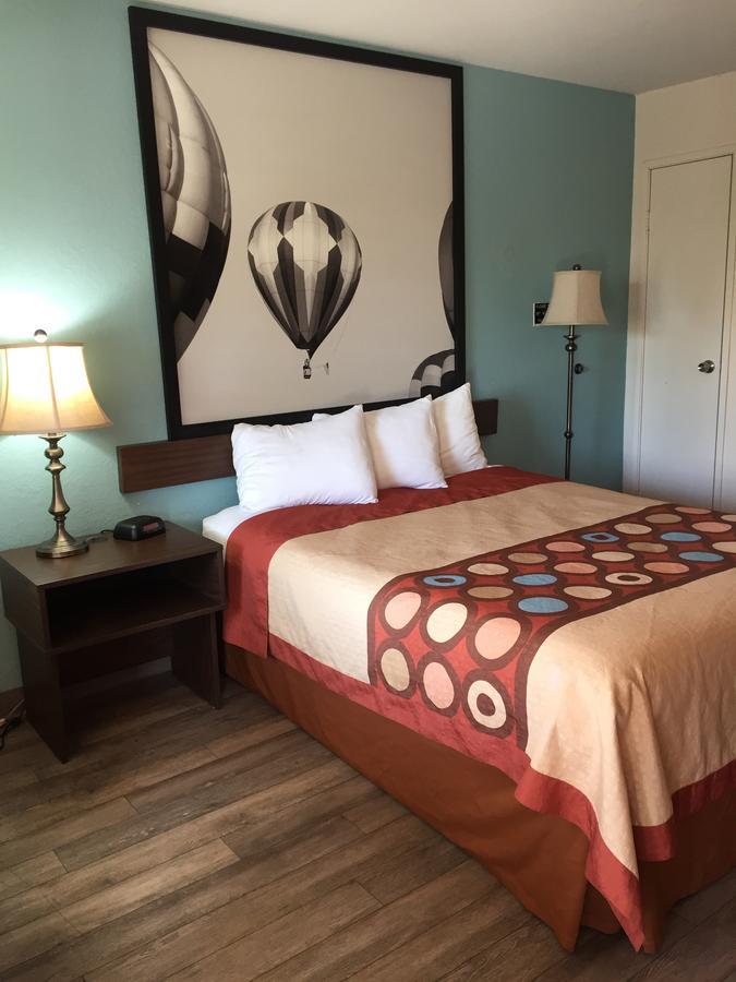 Super 8 By Wyndham Indio Hotel Luaran gambar