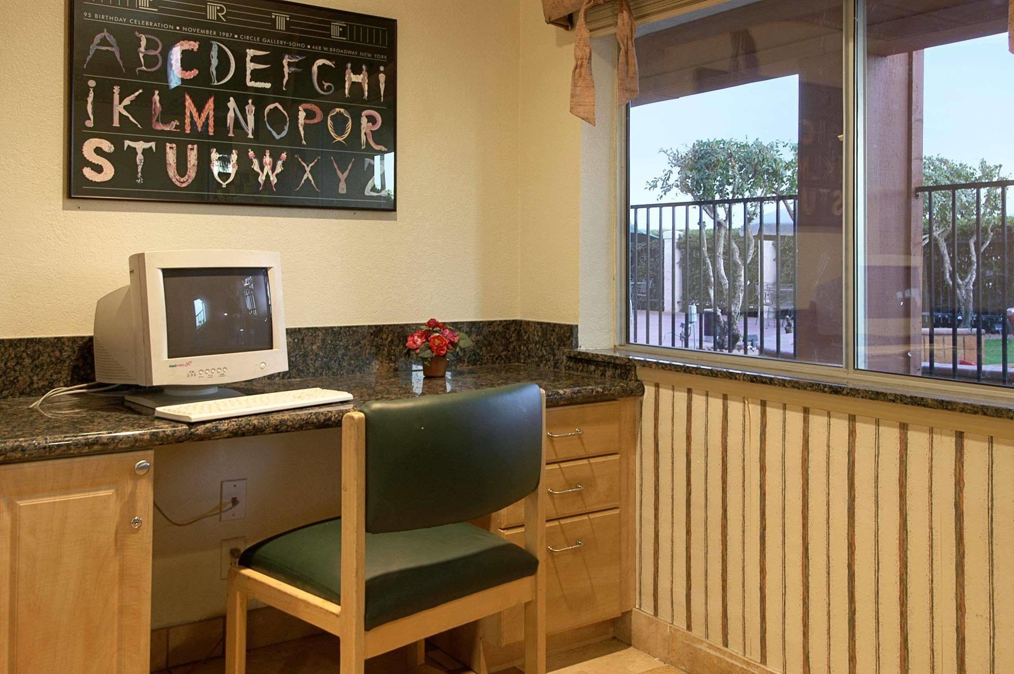 Super 8 By Wyndham Indio Hotel Luaran gambar